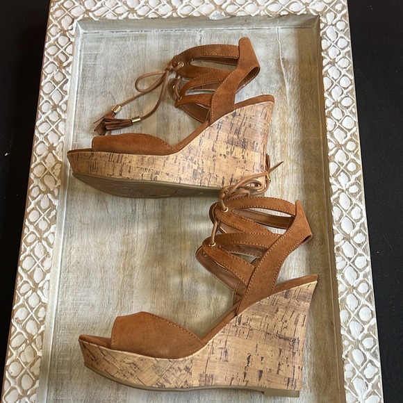 G BY GUESS Ankle lace up wedge Color is Chestnut Brown size 6 1/2M Brand New! - Picture 4 of 8